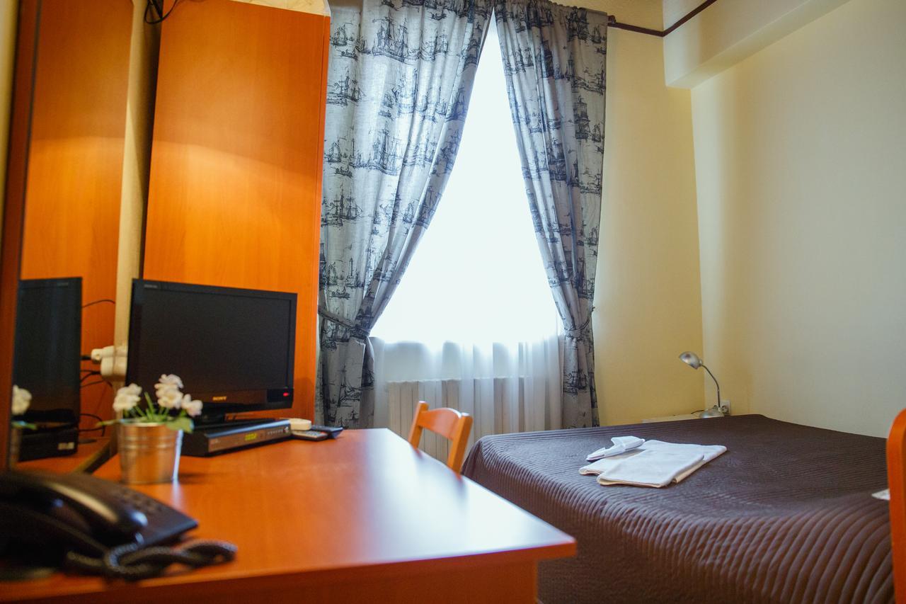 Mini Hotel Venezia Atyraū Екстериор снимка